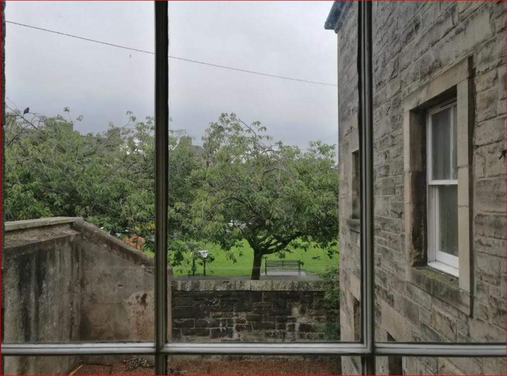 Central Mezzanine Apartment In Historic School 爱丁堡 外观 照片